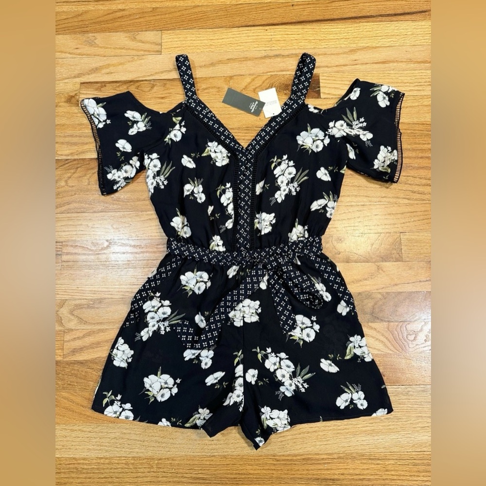 NWT Abercrombie & Fitch Women’s Size XSmall Shorts Jumper Navy Floral Belted